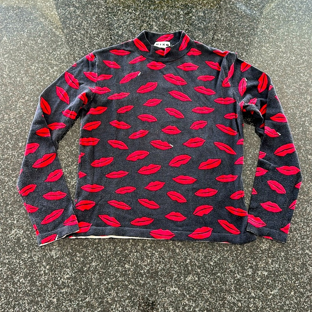 RIXO Mock Turtleneck-Small. Silk/cotton blend. Red lip design on charcoal ground